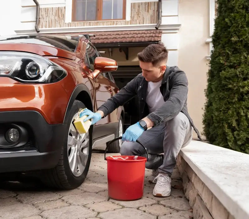 Lavage auto à domicile Marssac-sur-Tarn : professionnel intervenant sur un véhicule